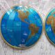 Paire impressionnante de deux globes muraux modernes géants carte du monde, diamètre 95 pouces, années 1950