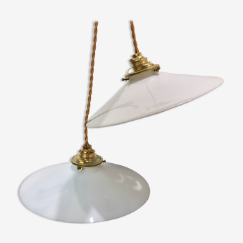 Paire de suspensions en opaline blanche