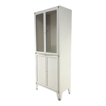 Vitrine médicale vintage en fer et verre, Tchécoslovaquie