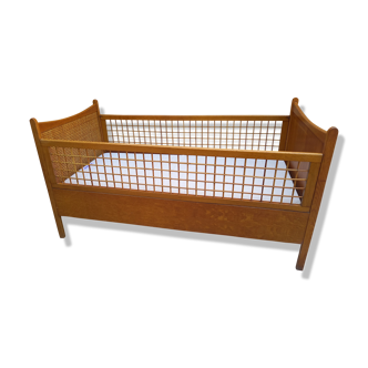 Vintage evolutionary children's bed
