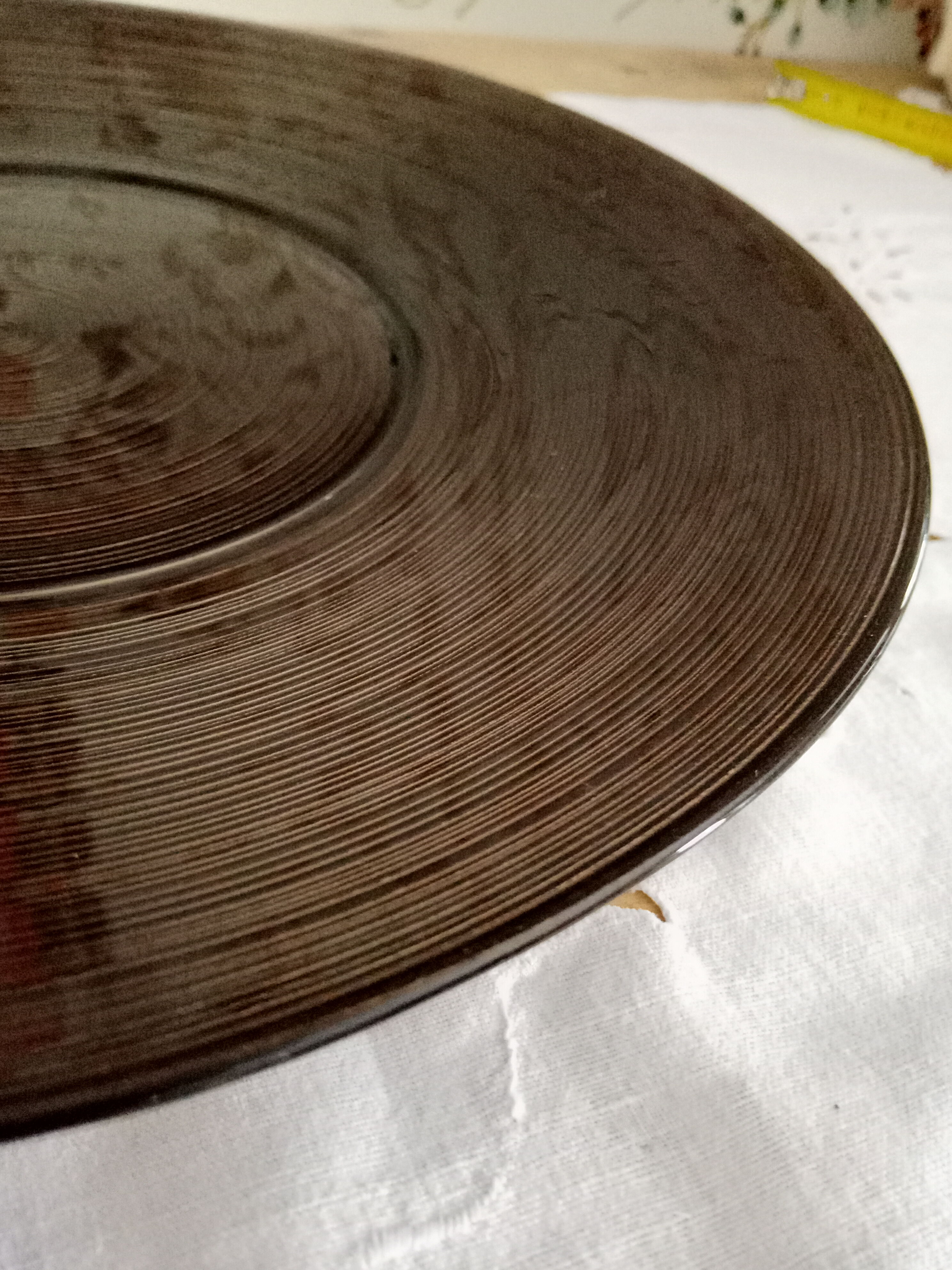 Plat rond évasé en verre brun strié
