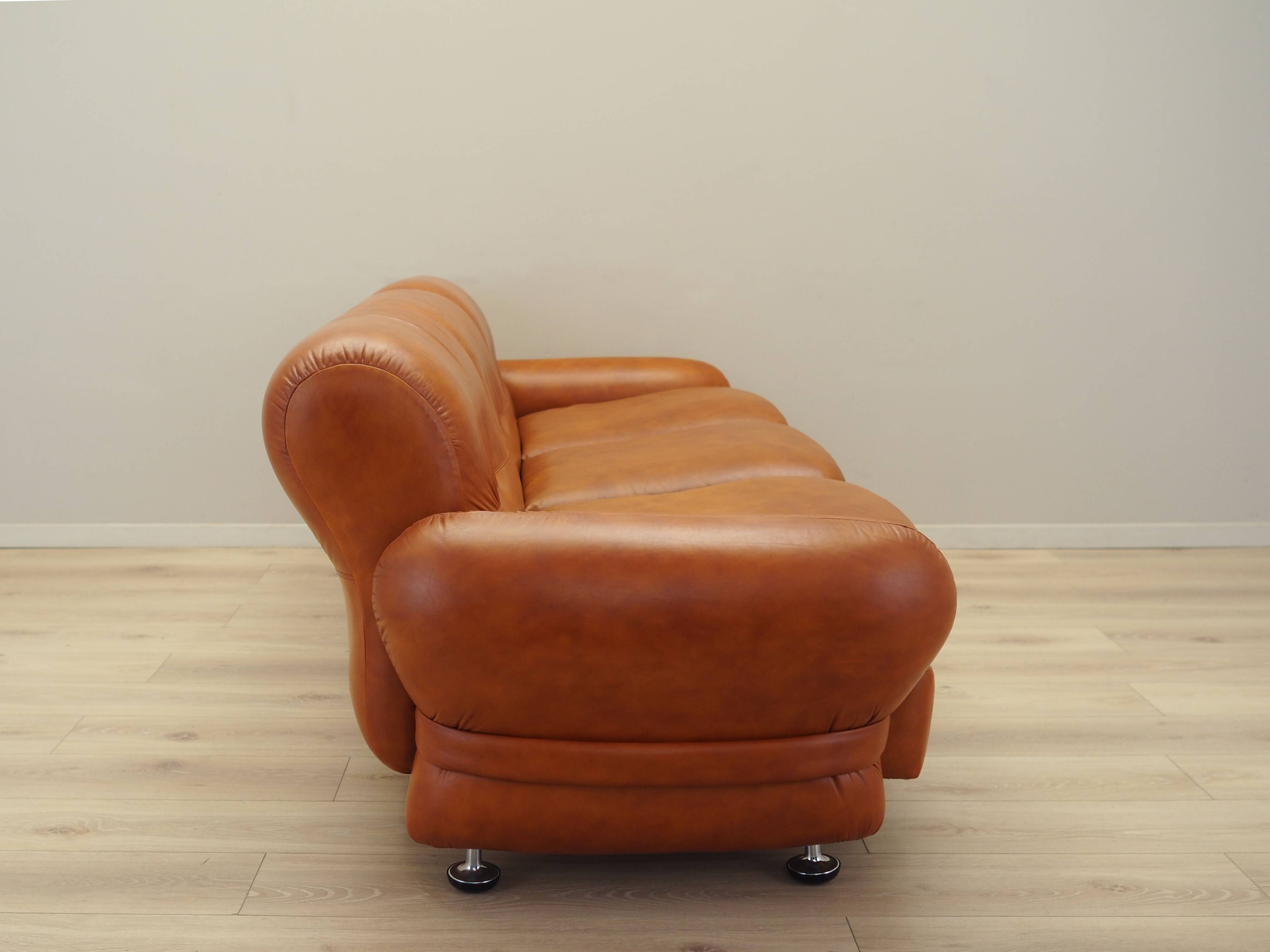 Red leather sofa, Italian design, 1970s, production: Italy