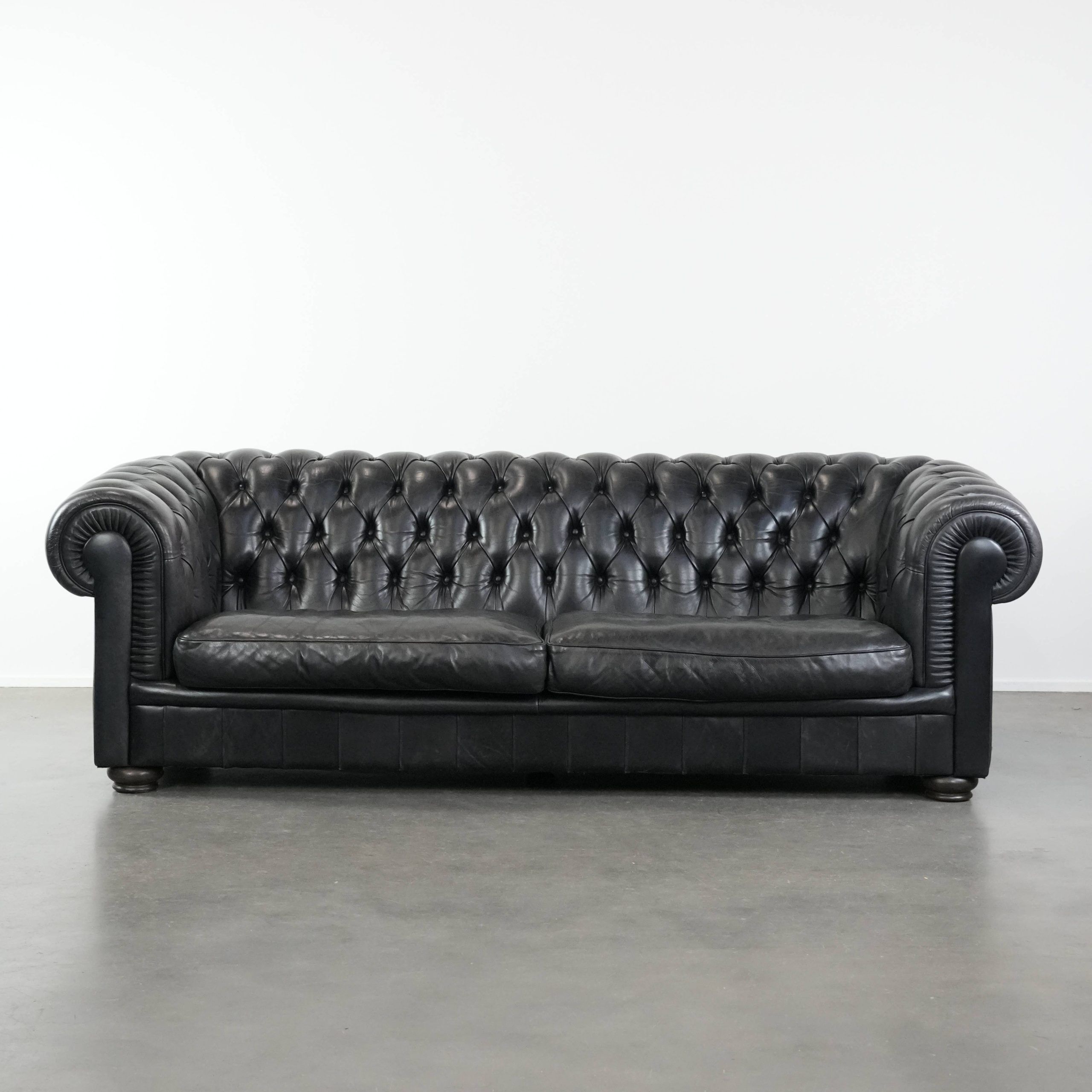 Black chesterfield 3-seater sofa made of cowhide leather in English style