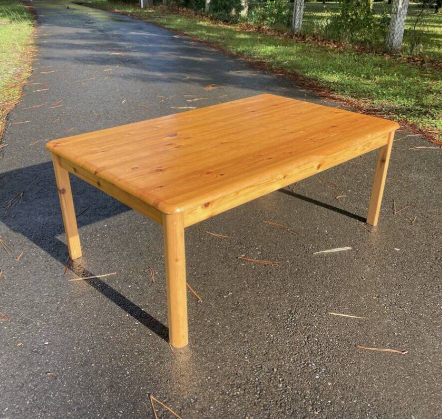 Rectangular coffee table in solid pine wood.