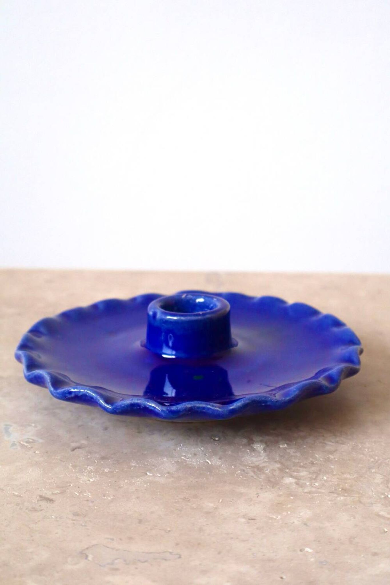 Bougeoir assiette en céramique dentelée bleu klein