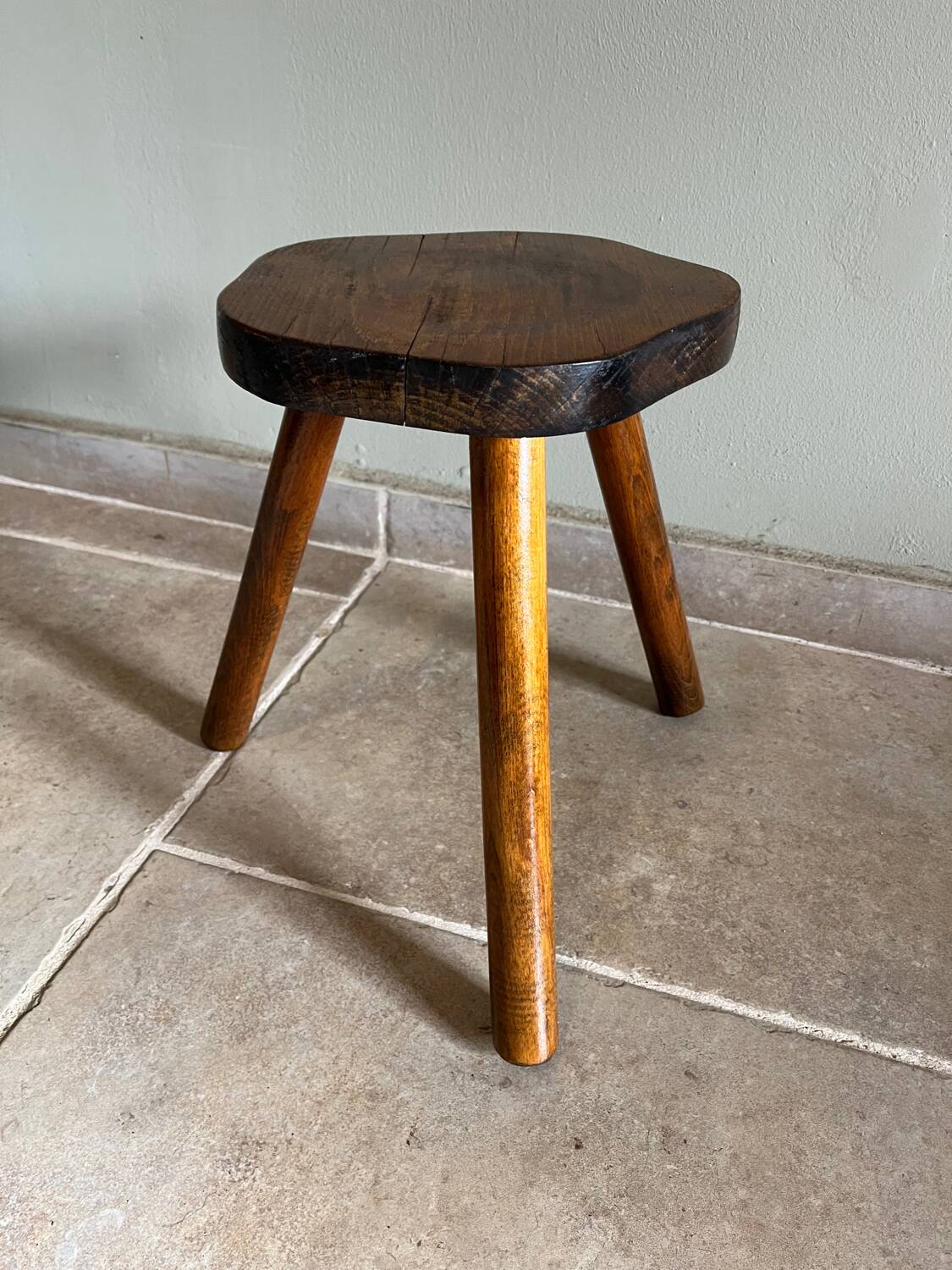 Tabouret tripode 