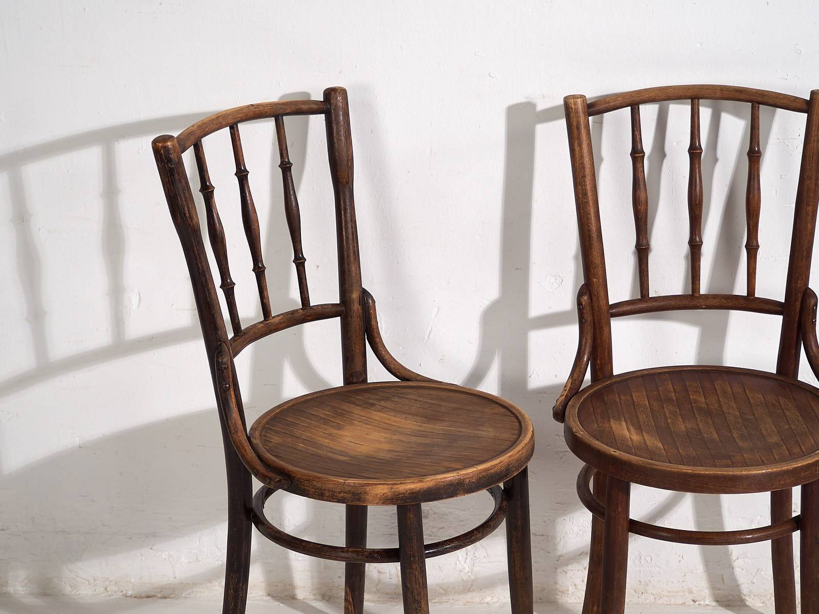 Antique bentwood dining chairs (circa 1920). Set of 6, no. 2
