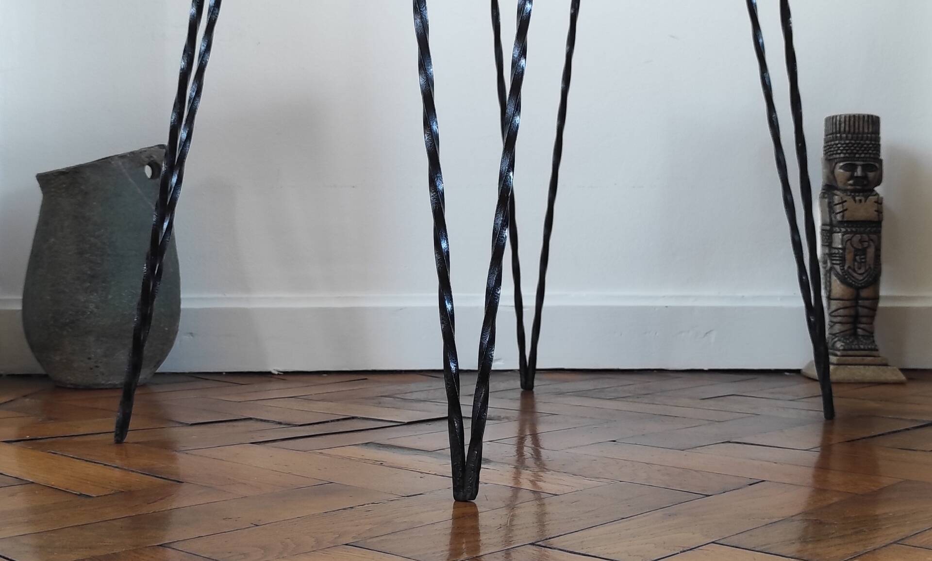 Vintage side table in twisted wrought iron and glazed ceramic.
