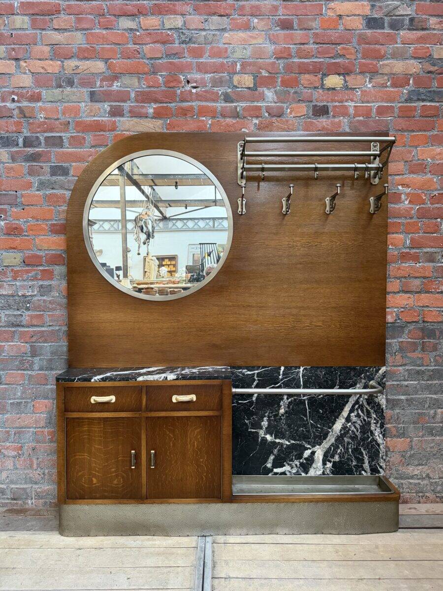 Large Art Deco entrance cloakroom