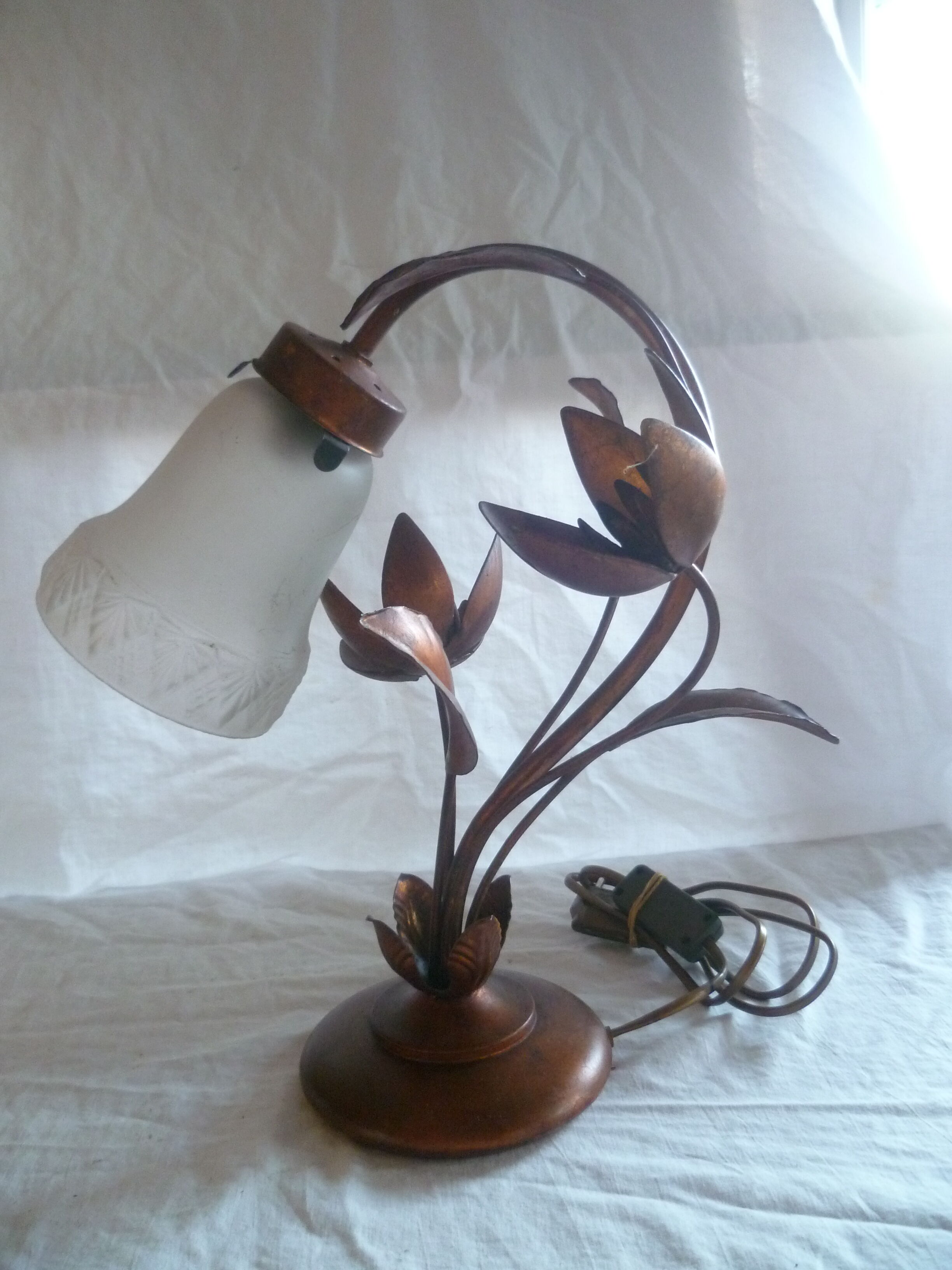 Bedside lamp / table in metal dore decor 2 flowers