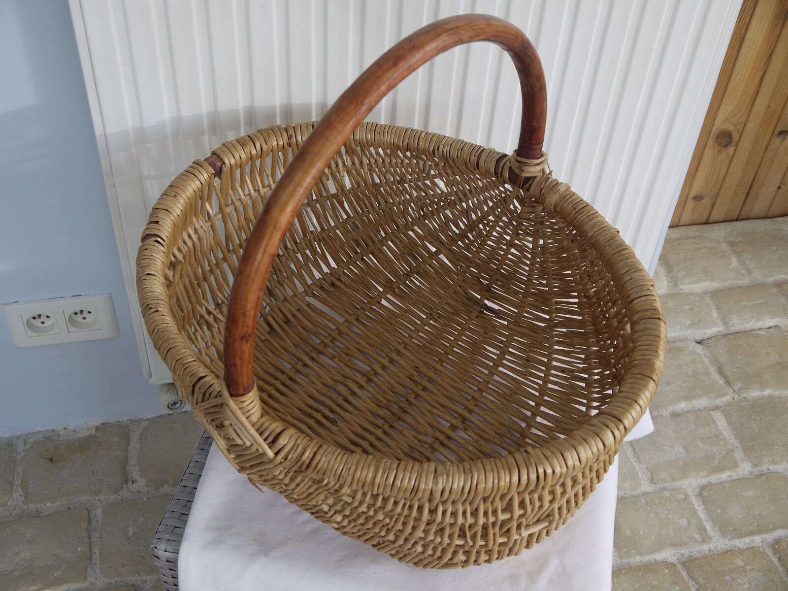Wicker basket wooden handle