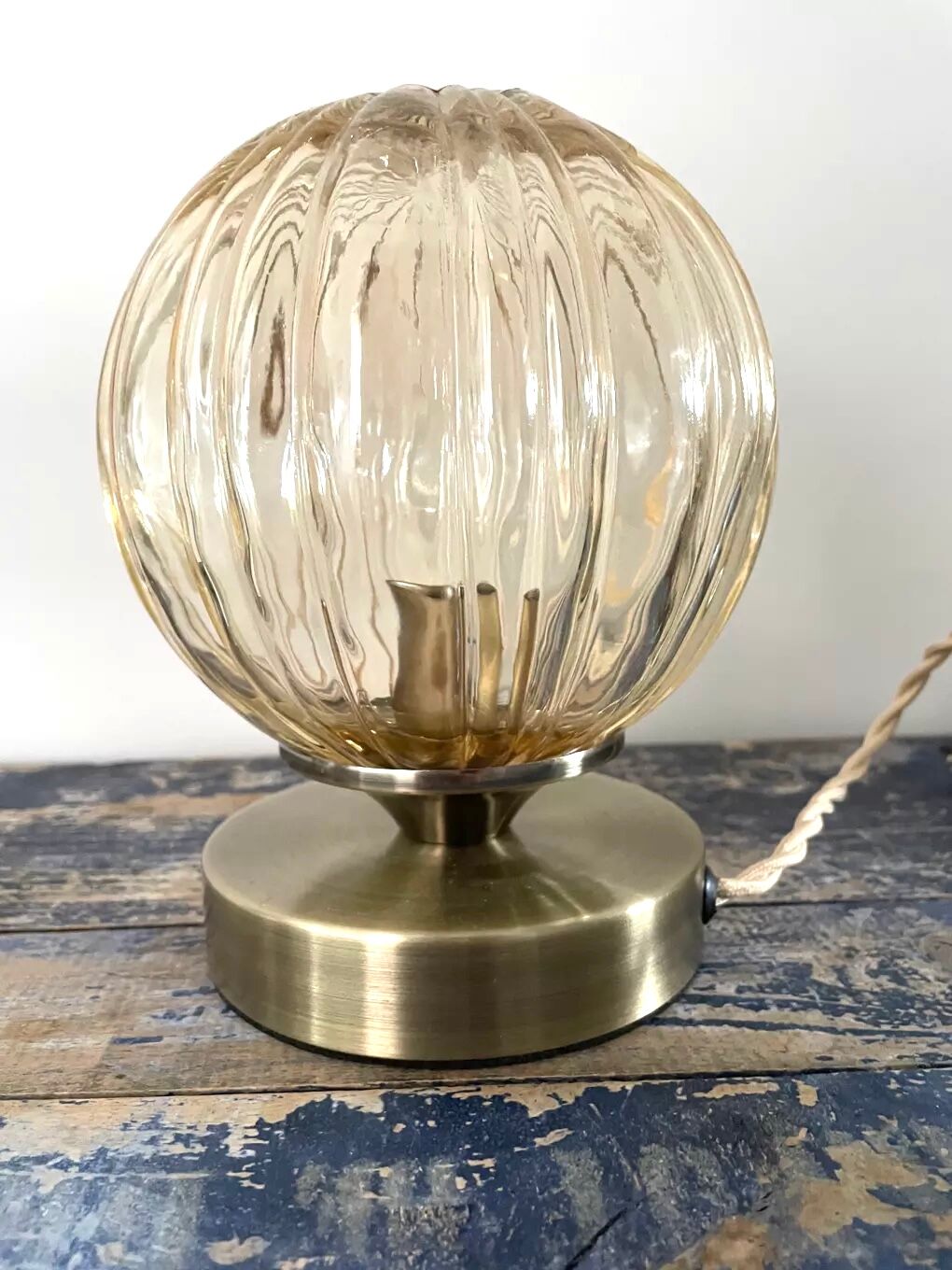 Lampe globe vintage doré électrifiée à neuf