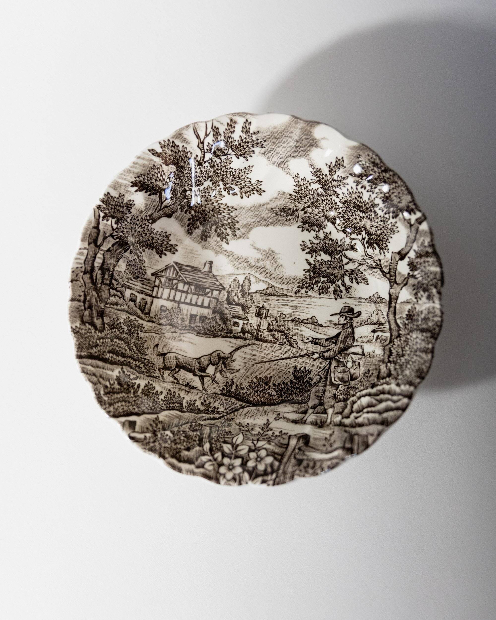 Vintage 1980s table service "The Hunter" by Myott, 11 pieces, bowls and plates in porcelain, brown and beige pattern, made in England.