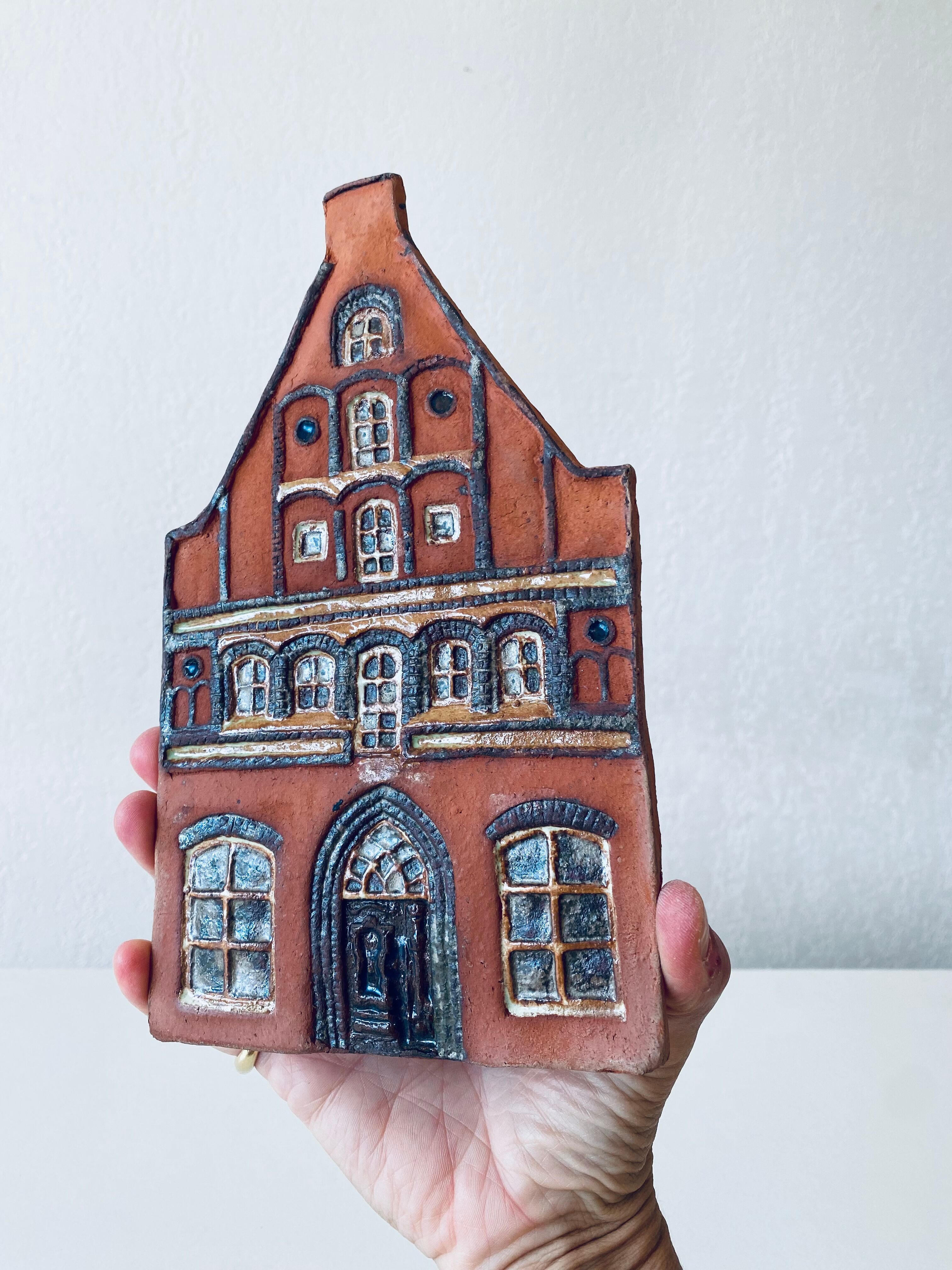 Decorative house wall pottery