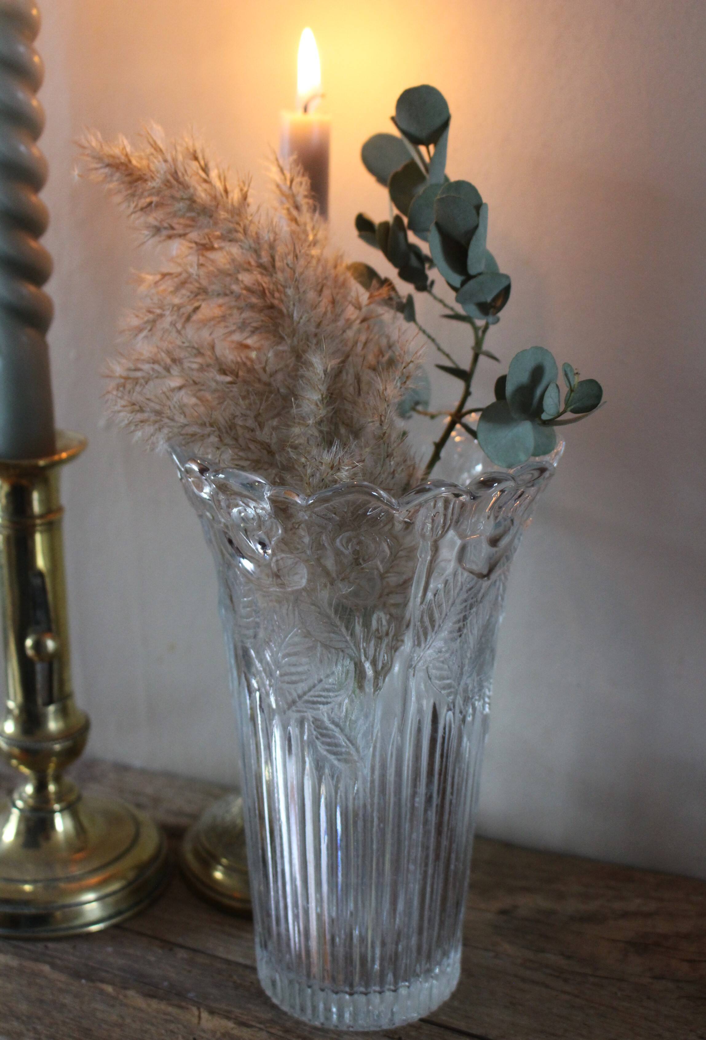 Vase en verre ciselé à décor de roses vintage