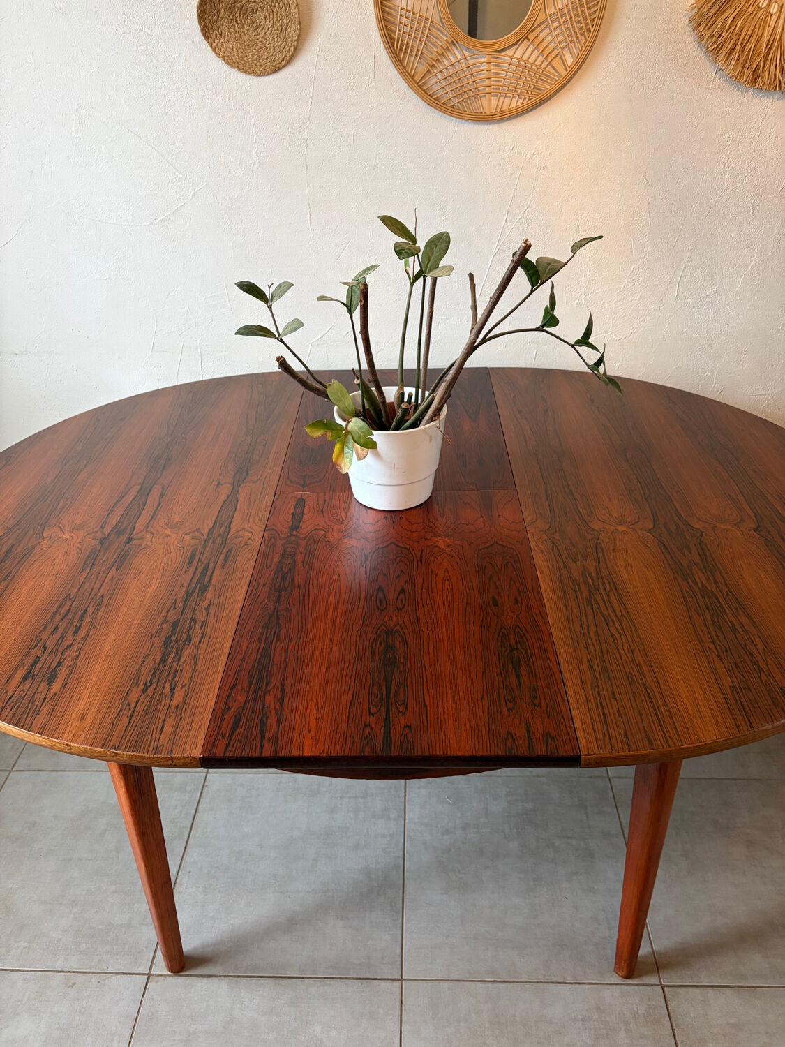 Extendable round table in Rio rosewood.