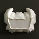 Stylized crab pocket emptier