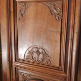Armoire en bois massif sculptée
