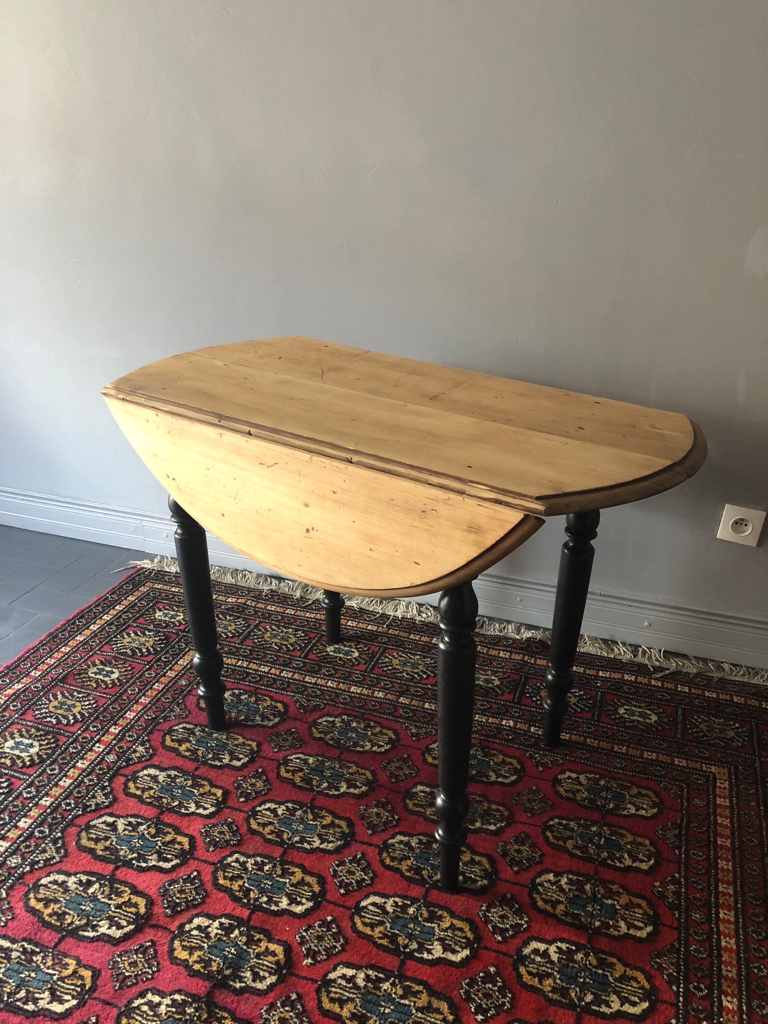 Round table with flaps, early 20th century