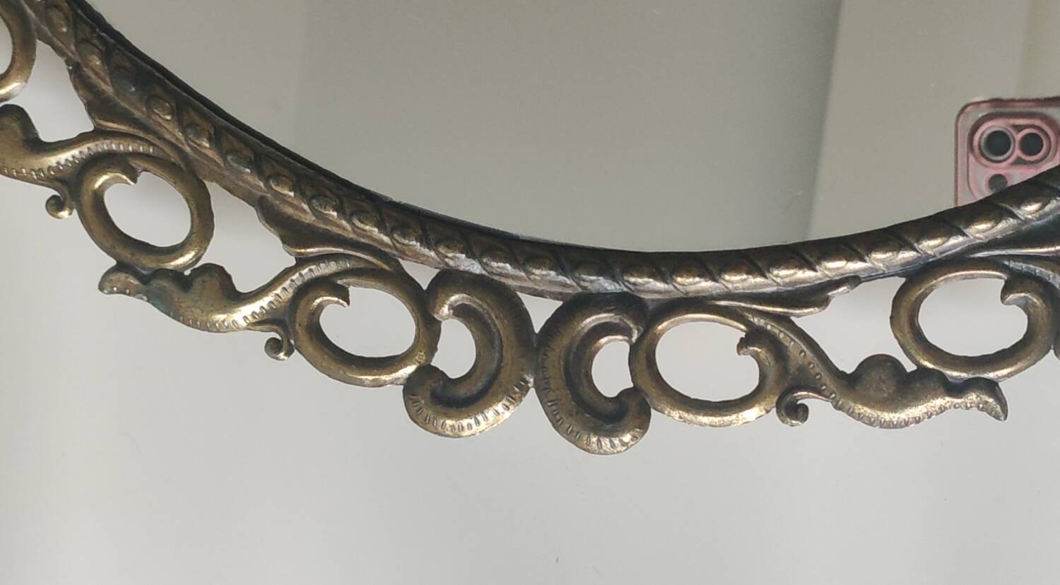 Antique oval mirror in Baroque/Rococo style. Made of gilded spelter. Dimensions: 42 x 31 cm