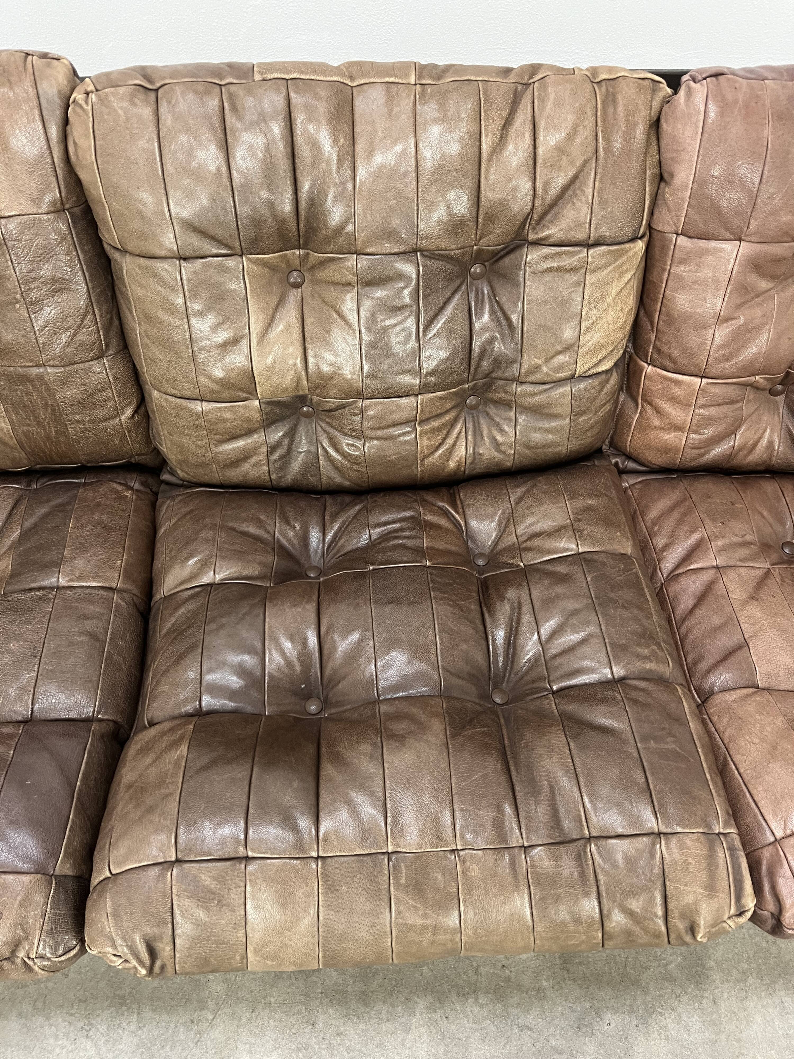 Living room sofa and brutalist armchairs in leather and wood, 70s, chalet style