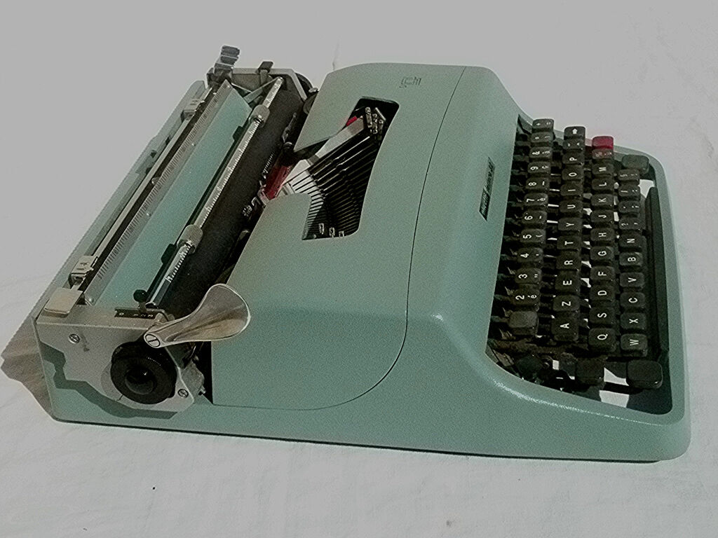 Typewriter Olivetti Lettera 32