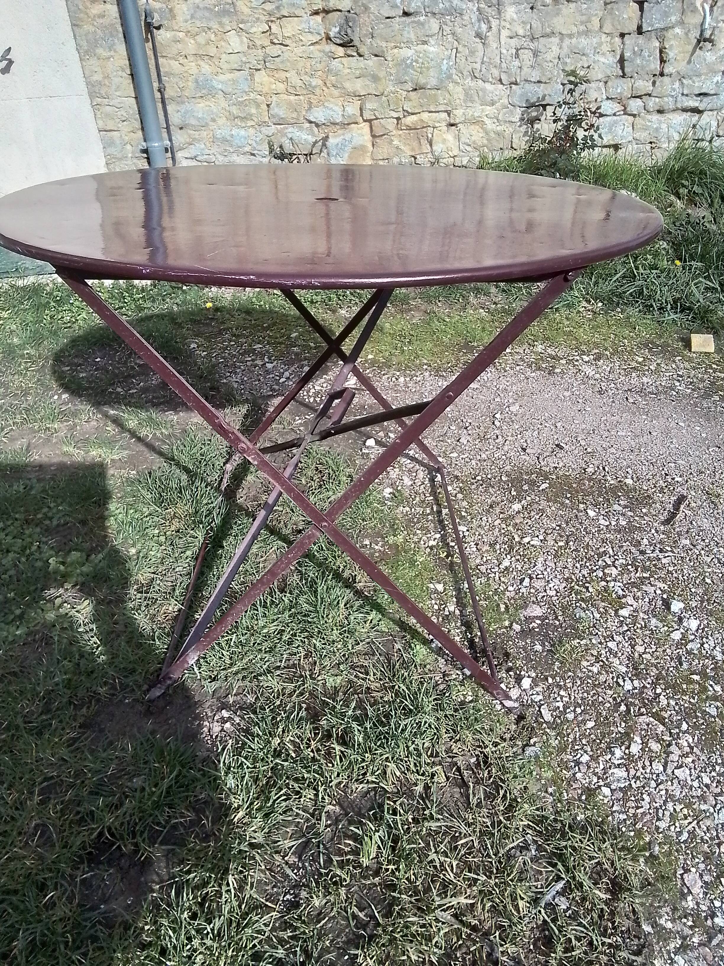 Outdoor table in garnet-colored metal