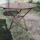 Outdoor table in garnet-colored metal