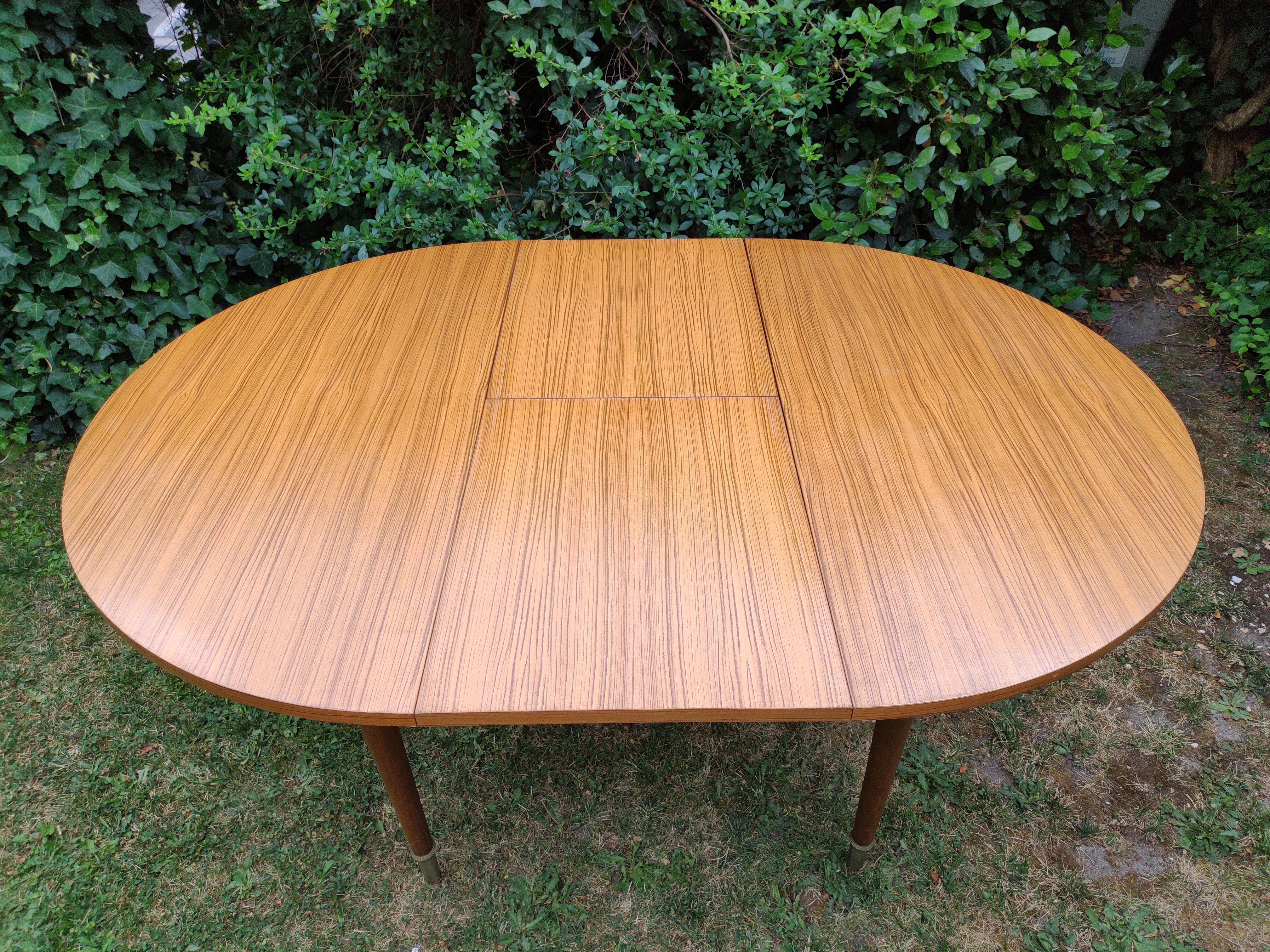 Round table expandable dining table