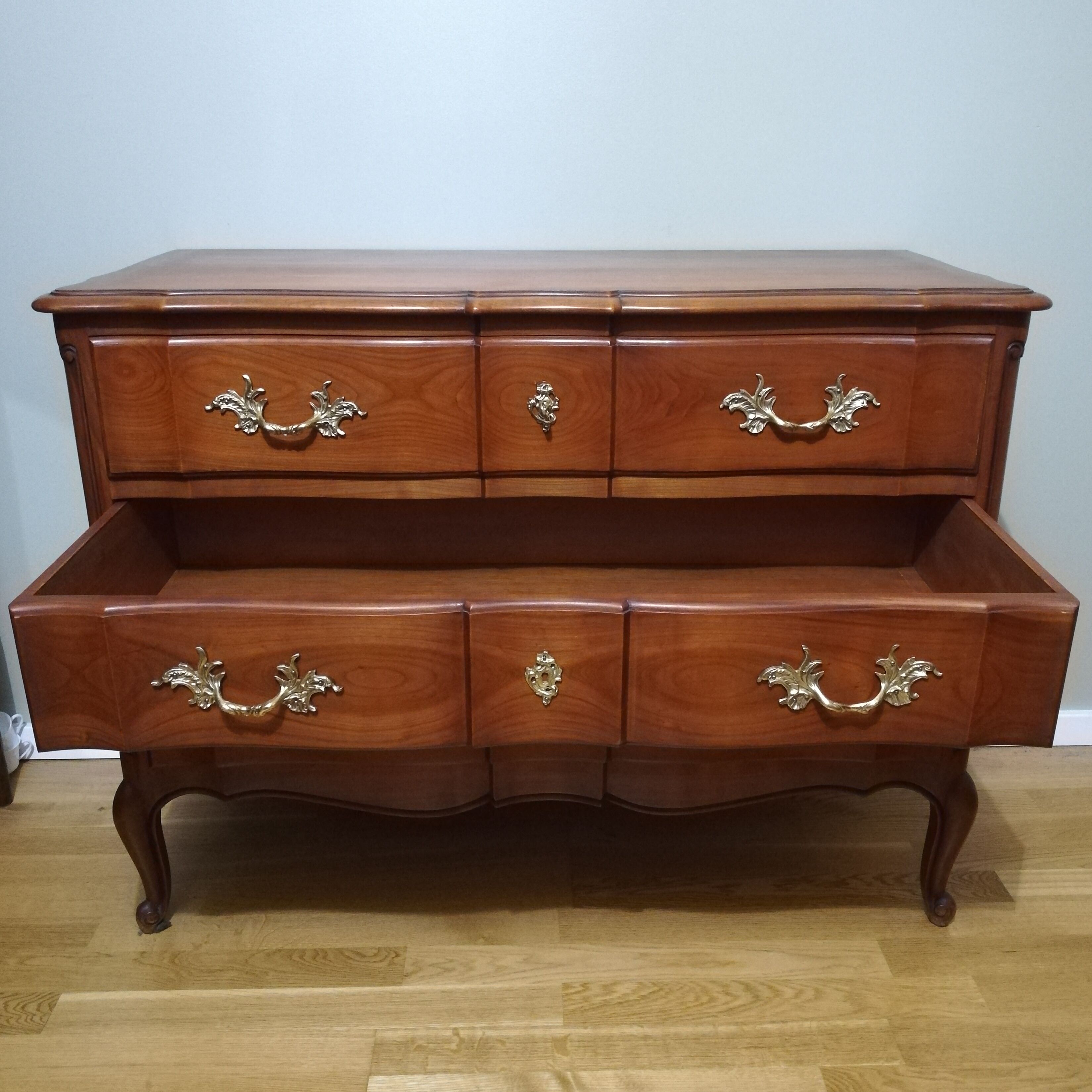 Commode arbalète trois tiroirs en merisier