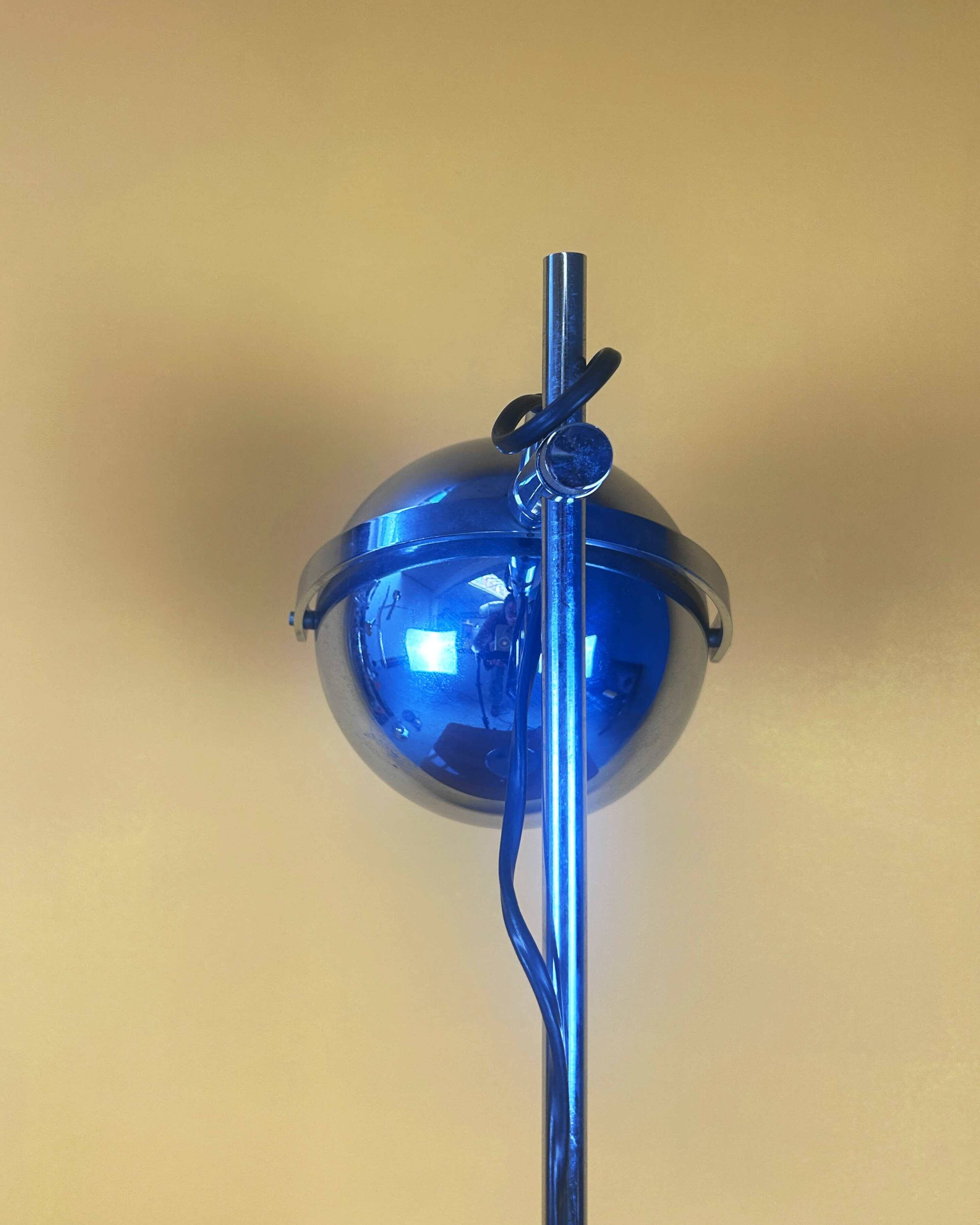 Large eyeball lamp