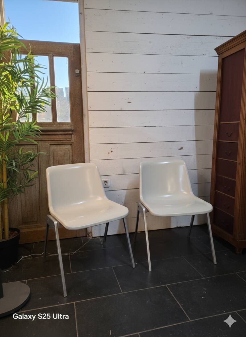 Pair of vintage Wilkhahn chairs, fibreglass shell, aluminium, 1970.