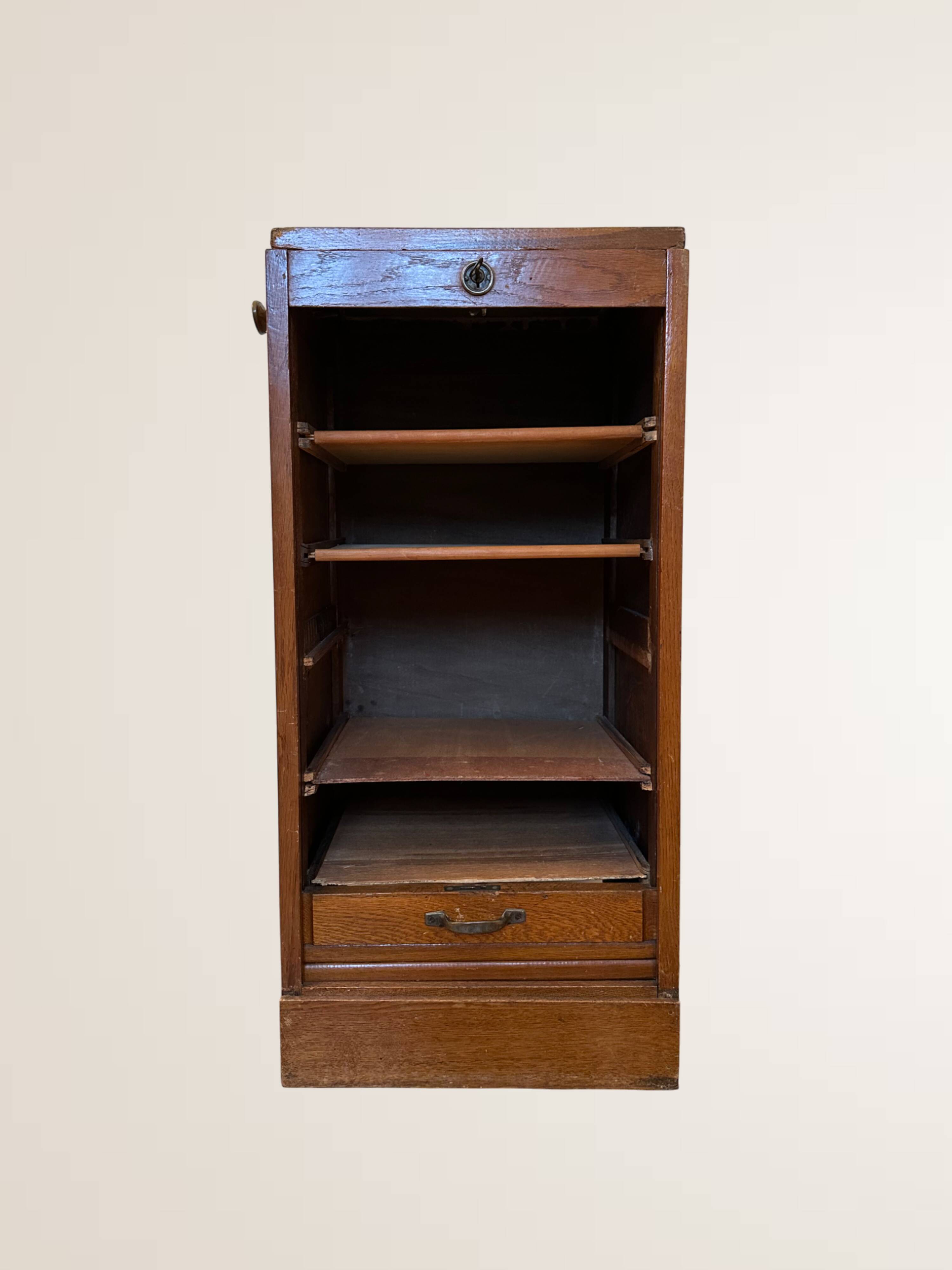 Meuble à rideau bas en bois clair