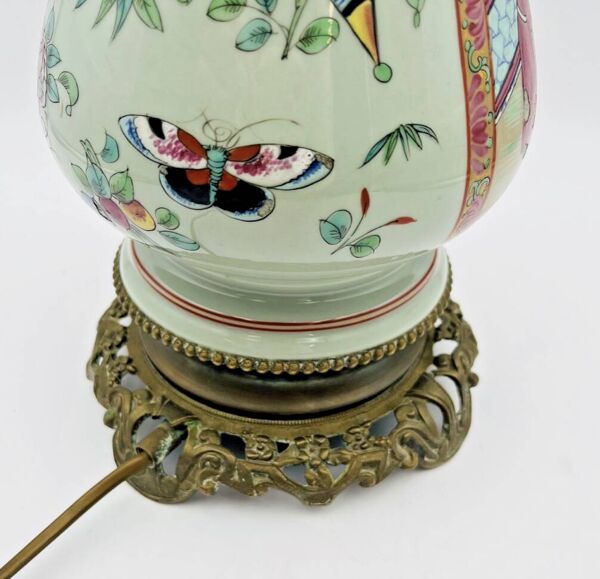 Lampe chinoise en bronze et porcelaine à décor d’insectes et de fleurs