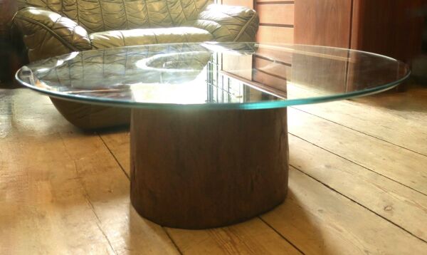 Table basse antique en mortier sculpté à la main avec plateau circulaire en verre