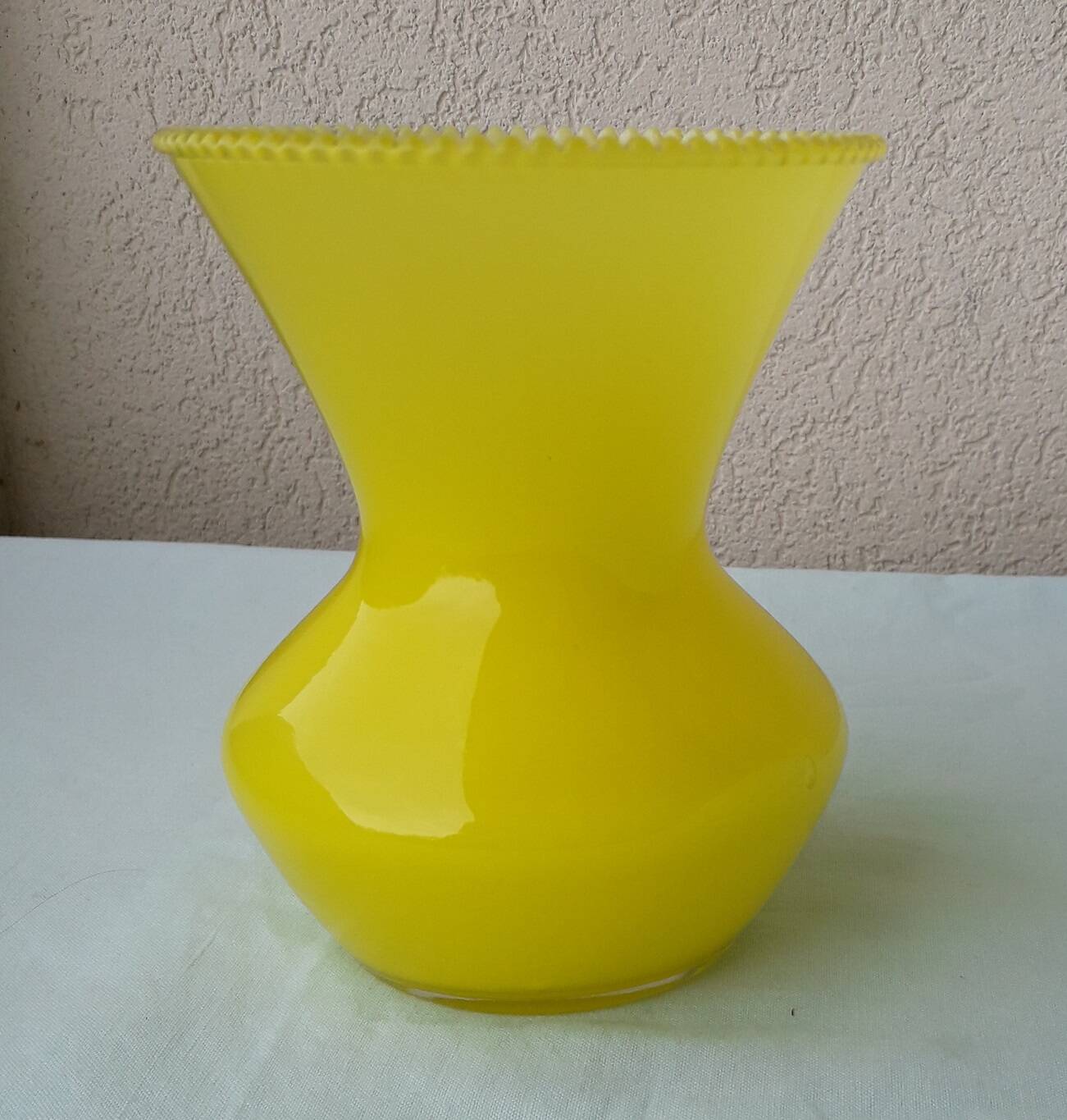 Vase en verre jaune