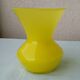 Vase en verre jaune