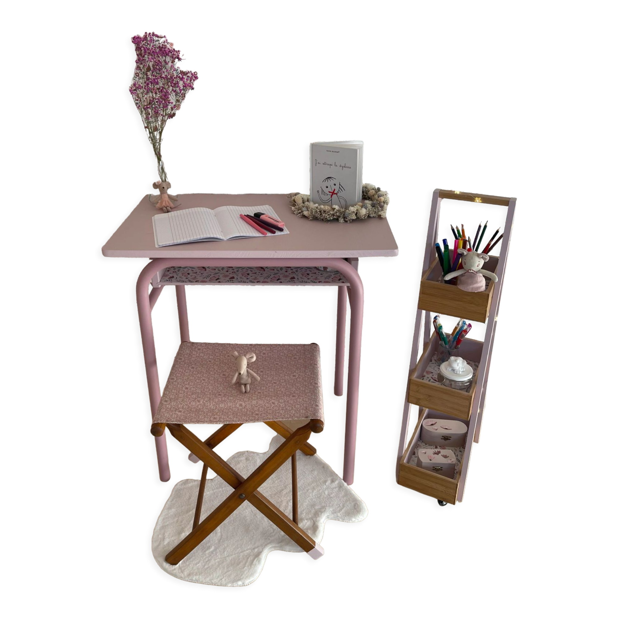 School desk assembly and its seat