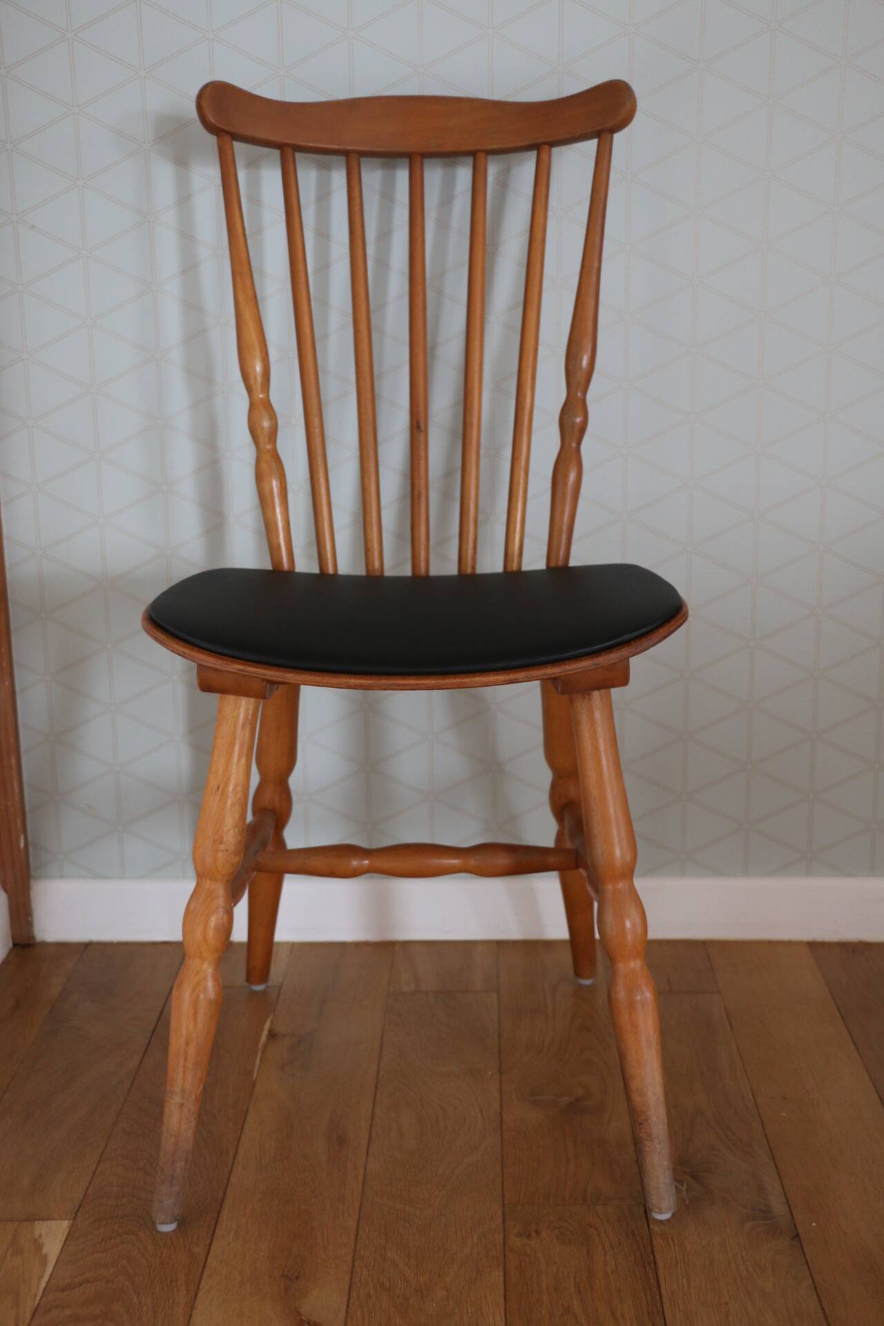 4 BAUMANN Tacoma chairs in black imitation leather and light beech