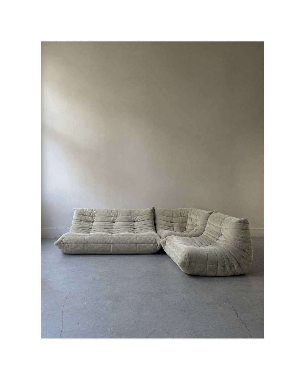 Canapé modulable Togo en velours grege par Ducaroy, Maison Ligne Roset