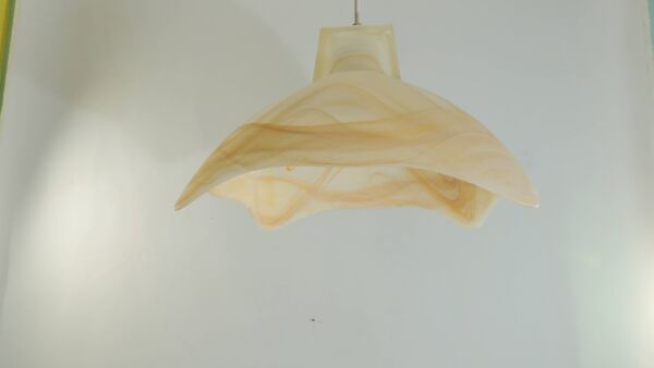 Suspension vintage années 70 en verre marbré miel – Luminaire design rétro