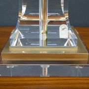 Lampe de table en laiton plaqué or Les Arcades Lucite