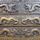Secrétaire chinois du 19e siècle avec sculpture de dragon en bois.