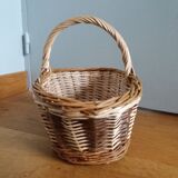 Wicker basket with handle