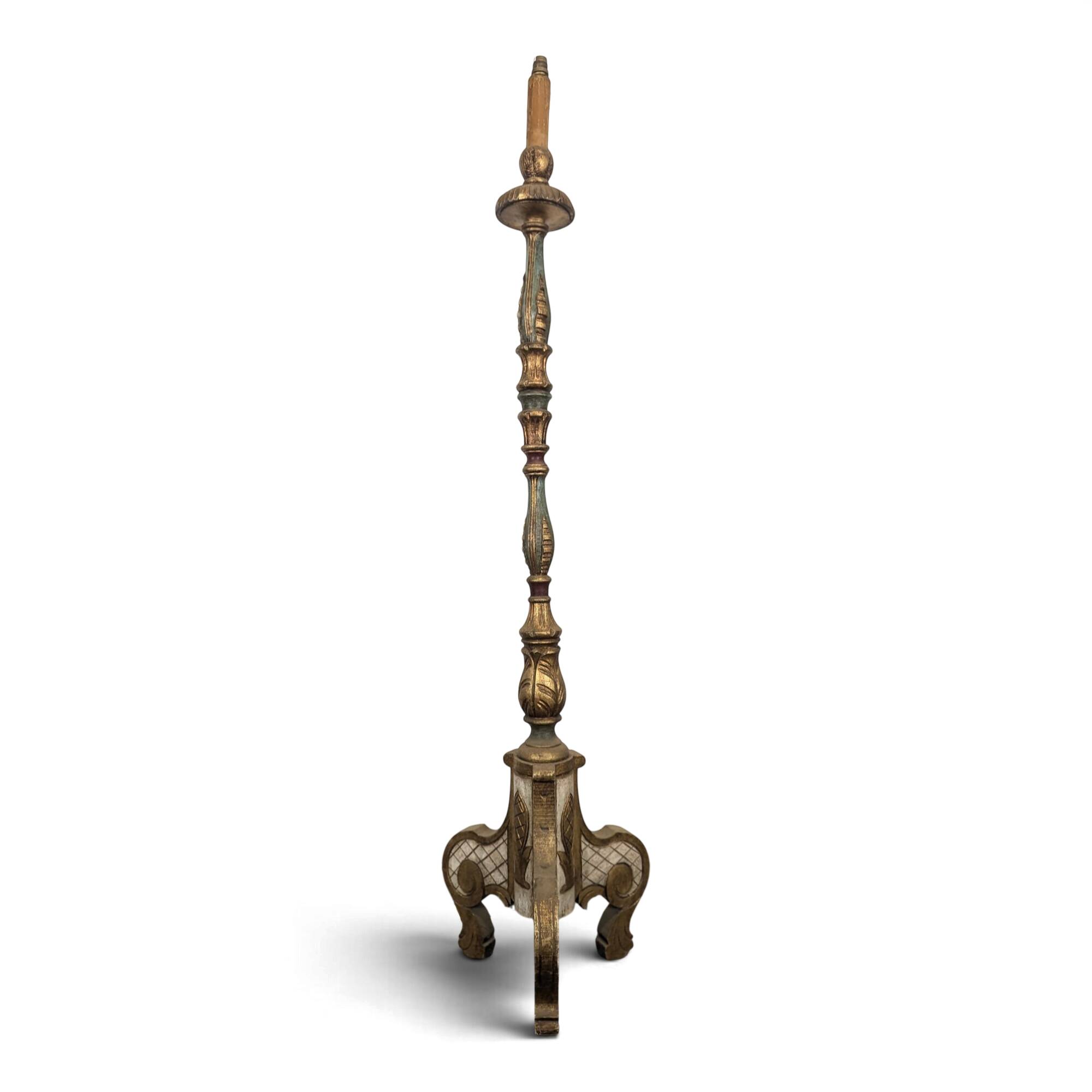 Lampadaire torchère en bois sculpté et doré
