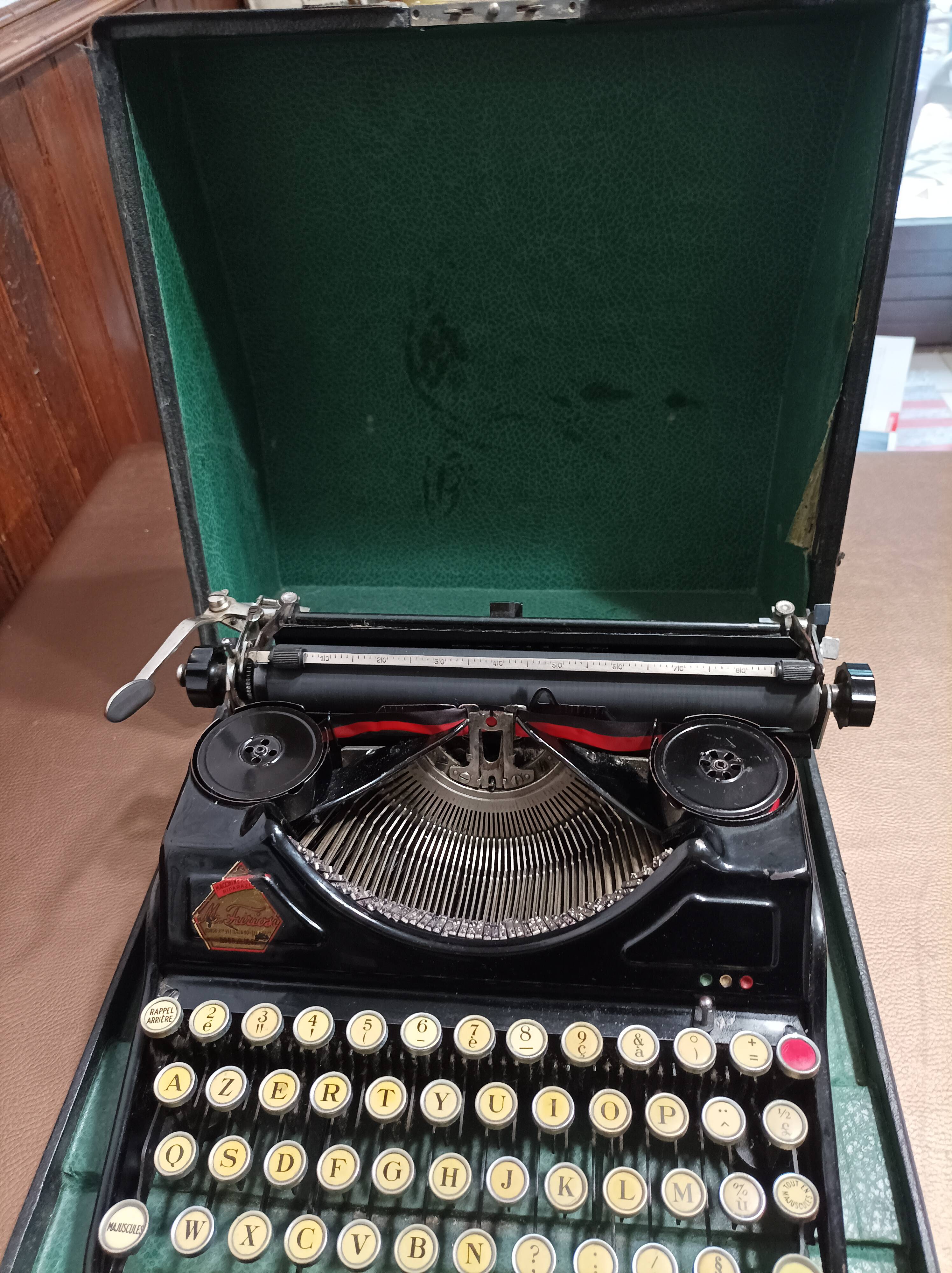 Machine à écrire s.i.m modèle  novalevi années 30 - rare