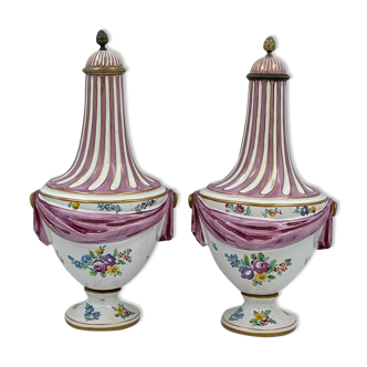 Paire vases couverts argent sceaux fleurettes draperies floral pied douche