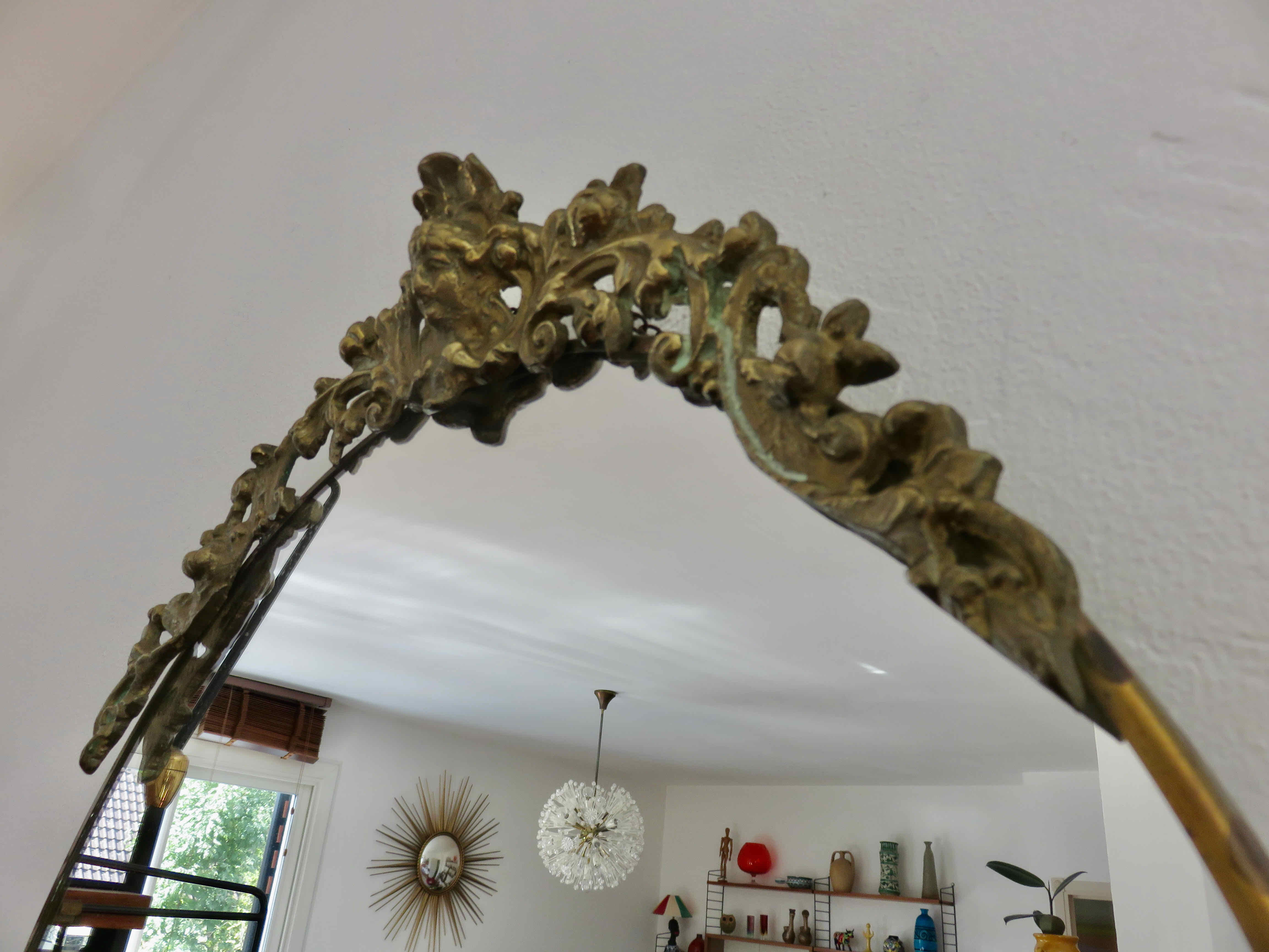 Oval mirror in gilded brass with frieze 40s 50s, 37x50 cm