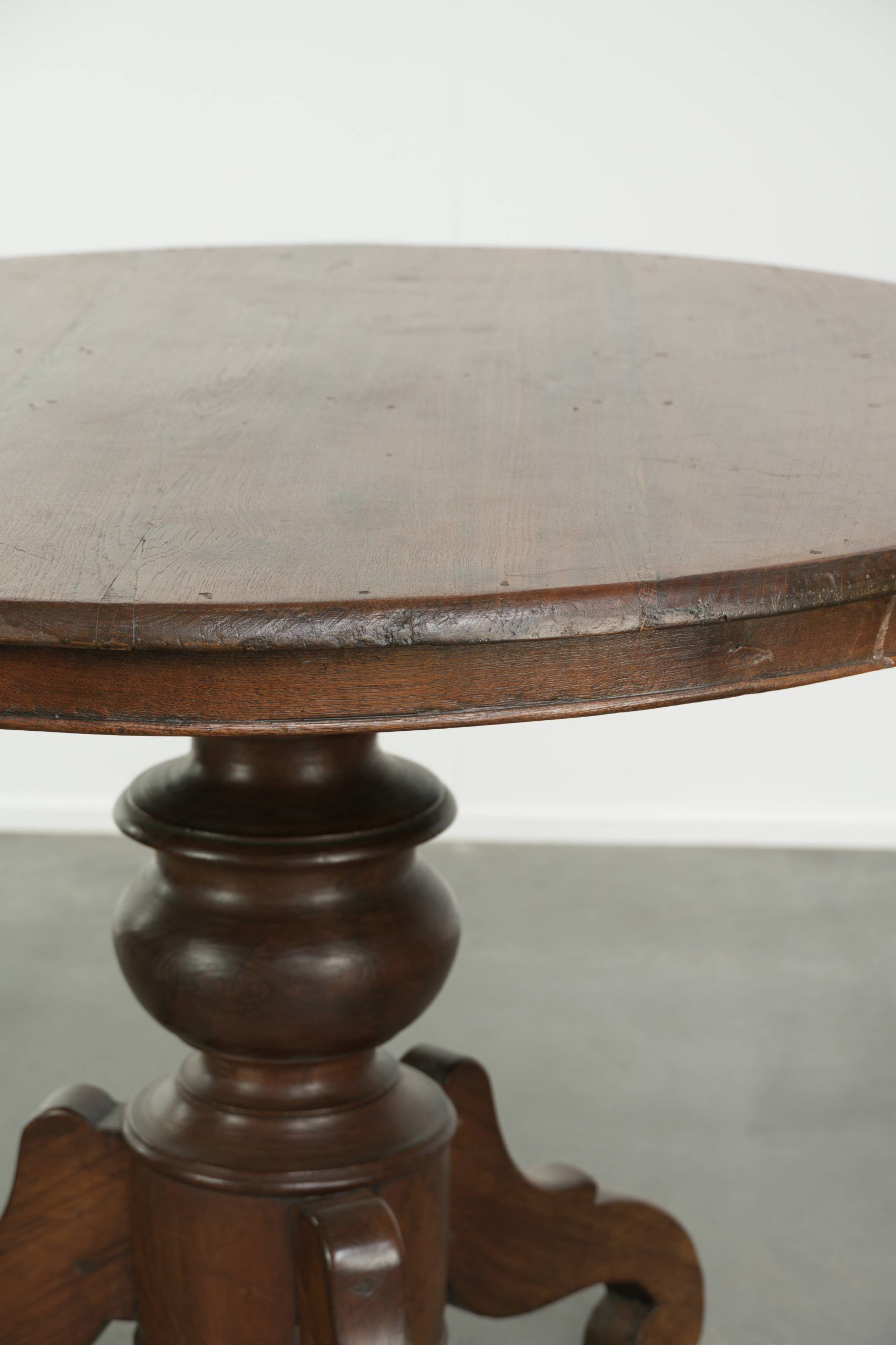 Table à manger ronde rustique en bois subtil avec une belle apparence.