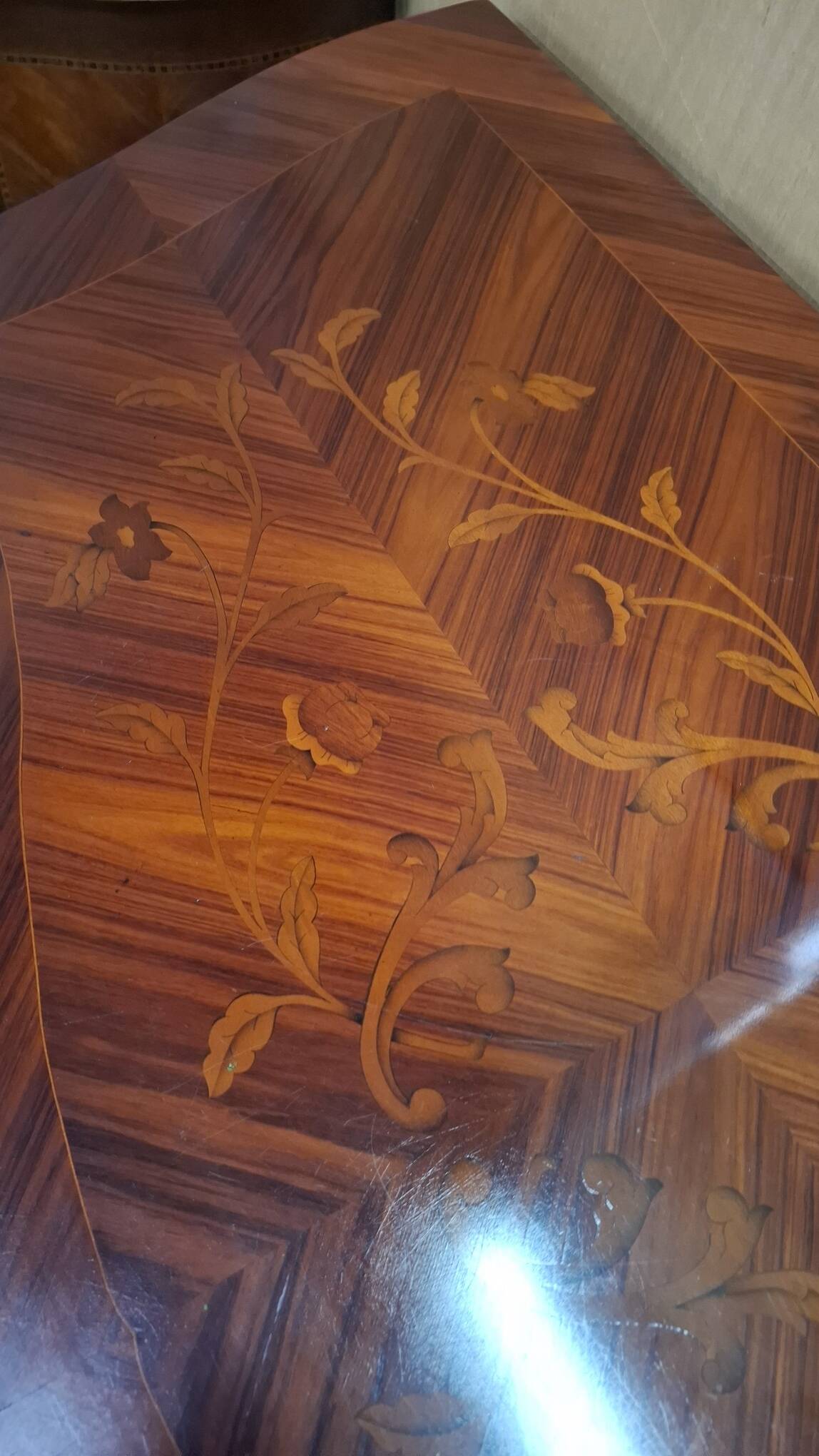 Marquetry chest of drawers